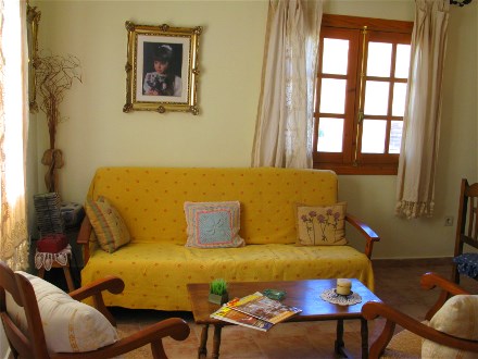 Das Wohnzimmer mit offenem Kamin ist ansprechend eingerichtet