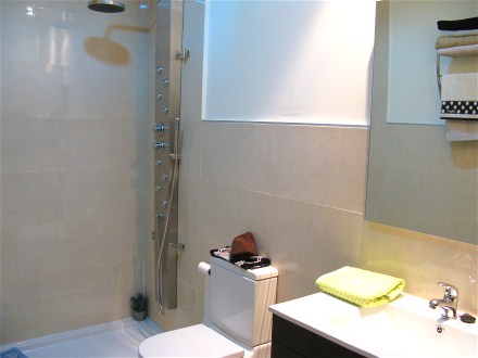 Das zweite Bad hat eine groe Dusche mit Massagestrahl