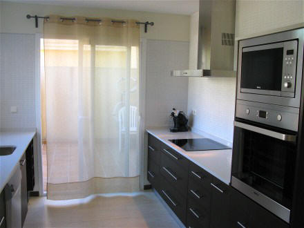 Die moderne Einbau Kche ist gut ausgestattet