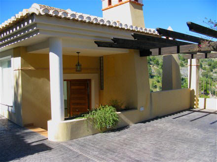 Hier sehen Sei den Eingang zur Villa mit privatem Parkplatz