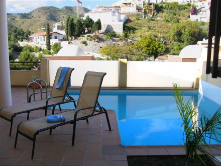 Neben dem Pool stehen zwei Sonnenliegen zur Verfgung