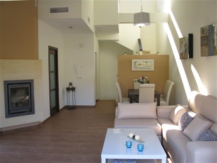 In den Wintermonaten knnen Sie neben der Klima Anlaga auch mit dem geschlossenen Kamin heizen