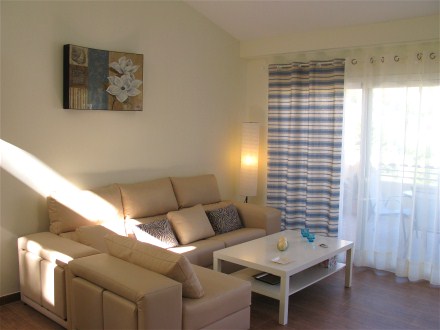 Das gemtliche Wohnzimmer ist modern und ansprechend eingerichtet