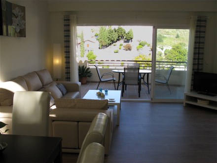 Die Terrassentren im Wohnzimmer lassen sich weit ffnen