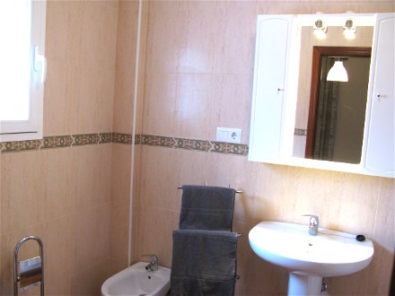 Das Bad mit Dusche ist hell gefliest