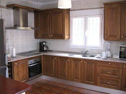 Die moderne Einbaukche ist gut ausgestattet