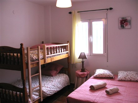 Das Dritte Schalfzimmer hat ein Etagenbett und ein Doppelbett