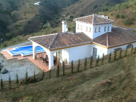 Das Haus liegt ruhig an einem Berghang bei Competa