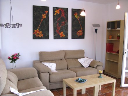 Das Wohnzimmer hat eine gemtliche Sitzecke