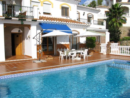 Zwischen Nerja und Frigiliana in einer exklusiven Urbnisation liegt diese Villa mit privatem Pool