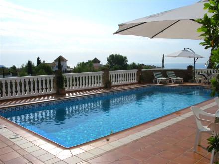 Vom Pool und der Terrasse haben Sie einen weiten und offenen Blick auf das Meer