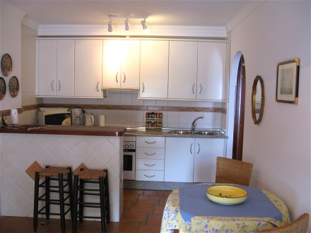 Die offene helle Kche ist gut ausgestattet