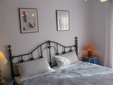 Das Schlafzimmer hat ein groes Doppelbett mit zwei Matrazen