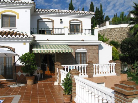 Die private Terrasse liegt vor dem Pool