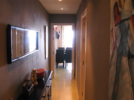 Vom Flur gelangen Sie ins Schlafzimmer und ins Wohnzimmer