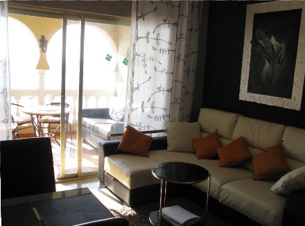 Im Wohnzimmer steht diese Ledercouch mit Schlafmglichkeit fr 2 Kind oder 1 Erwachsenen