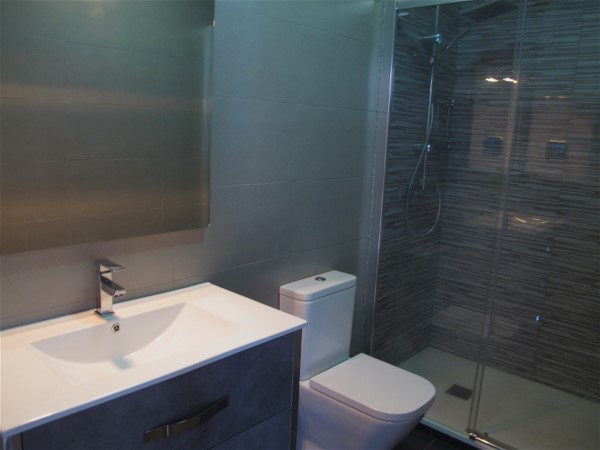 Das moderne Bad ist grau gefliest