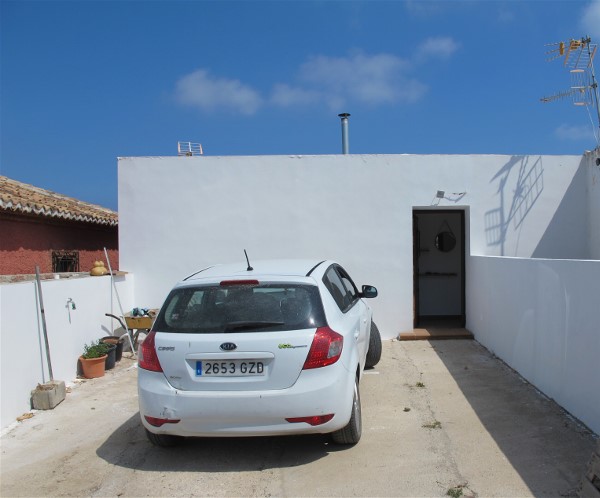 Der Wagen kann auf dem Grundstck vor dem haus geparkt werden