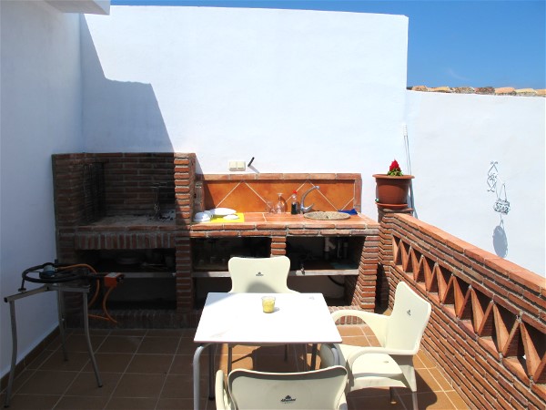 Oben gibt es eine zwieten Tisch neben der Grillecke