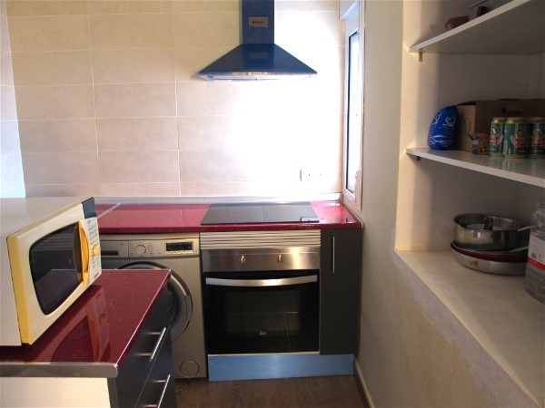 Die moderen Einbaukche ist in Rot gehalten