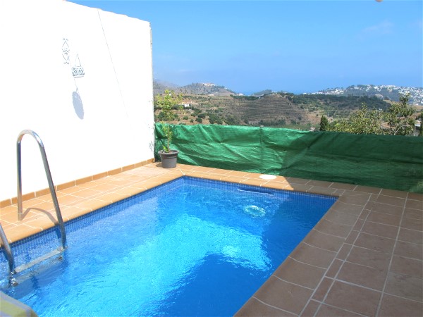 Der private Pool liegt auf der unteren Terrasse