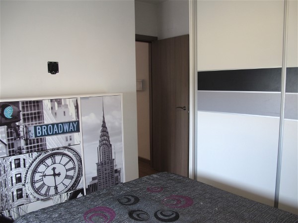 Das Schlafzimmer hat ein Doppelbett