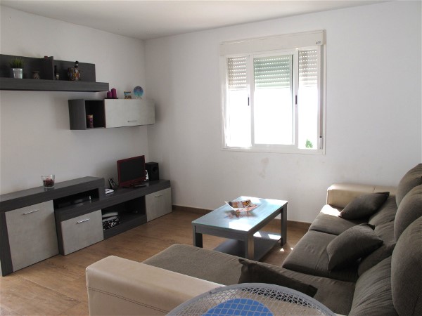 Das Wohnzimmer hat eine Schlafcouch