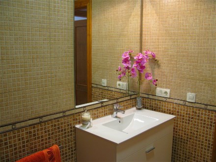 Das Bad im Fereinhaus in Almunecar ist modern gefliest