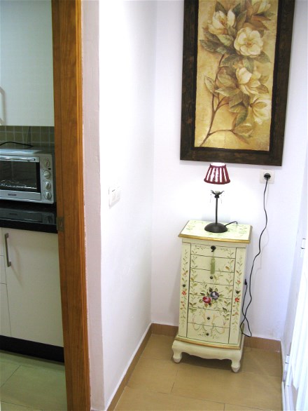 Das Casa Emires hat im Flur eine klein Kommode stehen