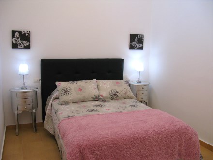 Diese Schlafzimmer hat ein 1,50 m breites Doppelbett