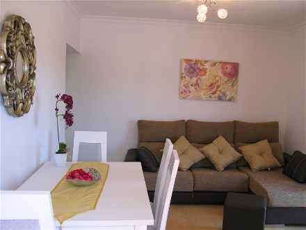 Das Wohnzimmer ist ansprechend eingerichtet