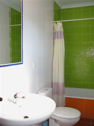 Badezimmer mit kleiner Wanne