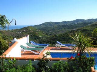 Vom Pool haben Sie einen weiten Blick auf das Meer und die Berge