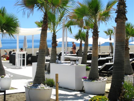 Am Strand unterhalb vom Haus knnen Sie diese gemtlichen Liegen mieten