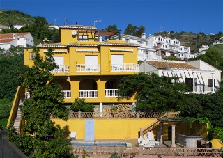 Das Appartement liegt in einer Villa mit privatem Pool