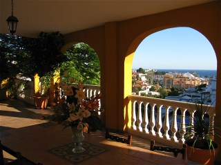 Die Terrasse mit Blick auf das Meer