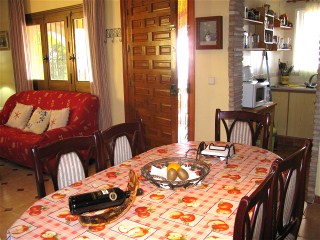 Direkt vor der Kche gibt es einen Esstisch