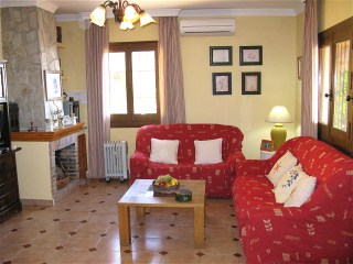 Wohnzimmer mit Kamin und Klimaanlage