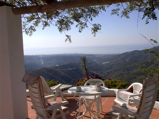 Von der Terrasse in Sdlage haben Sie einen schnen Blick auf Nerja und das Meer