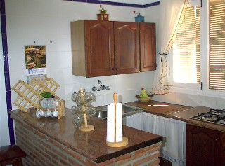 Kche mit Gasherd und offener Theke