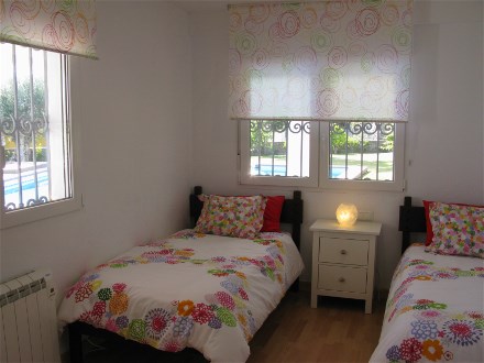 Auch dieses Schlafzimmer mit zwei Einzelbetten liegt im Erdgescho