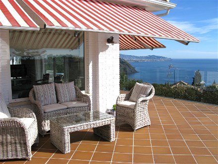 Von der grossen Terrasse haben Sie einen traumhaften Meerblick