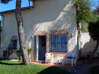 Eingang zum Ferienhaus mit Liegewiese und Terrassensthlen