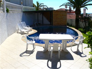 Der nierenfrmige Pool ist ganzjhrig befllt