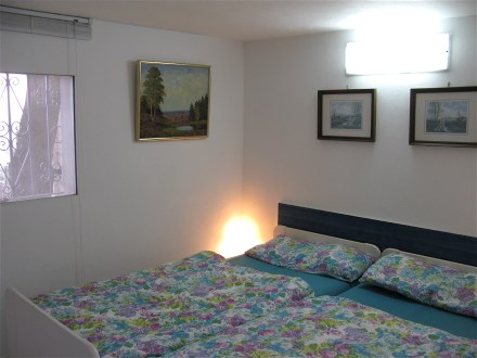 Im Schlafzimmer gibt es zwie nebeneinander stehende Einzelbetten