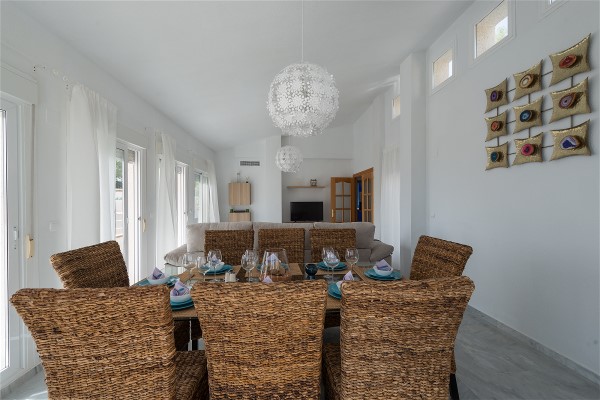 Die Essecke steht vor der grossen Fensterfront