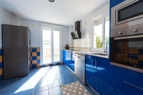 Die Küche mit Frühstücksterrasse