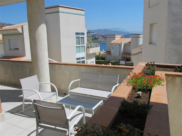 Untere Terrasse vor den Schlafzimmern