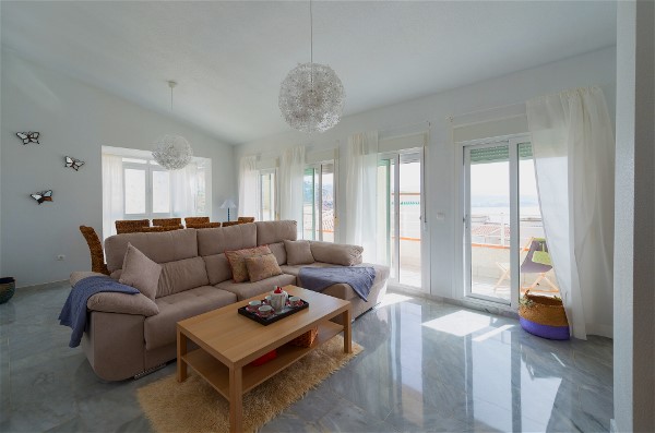 Wohnzimmer mit ausgang zur Terrasse