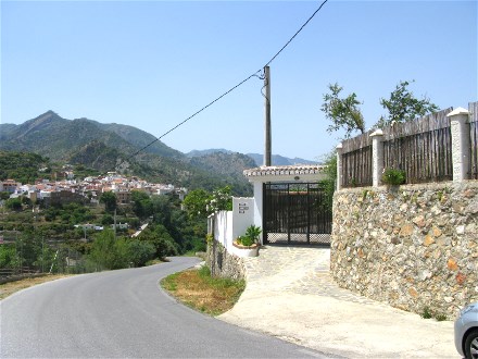 Hier Sie sie die Einfahrt in den Hof.